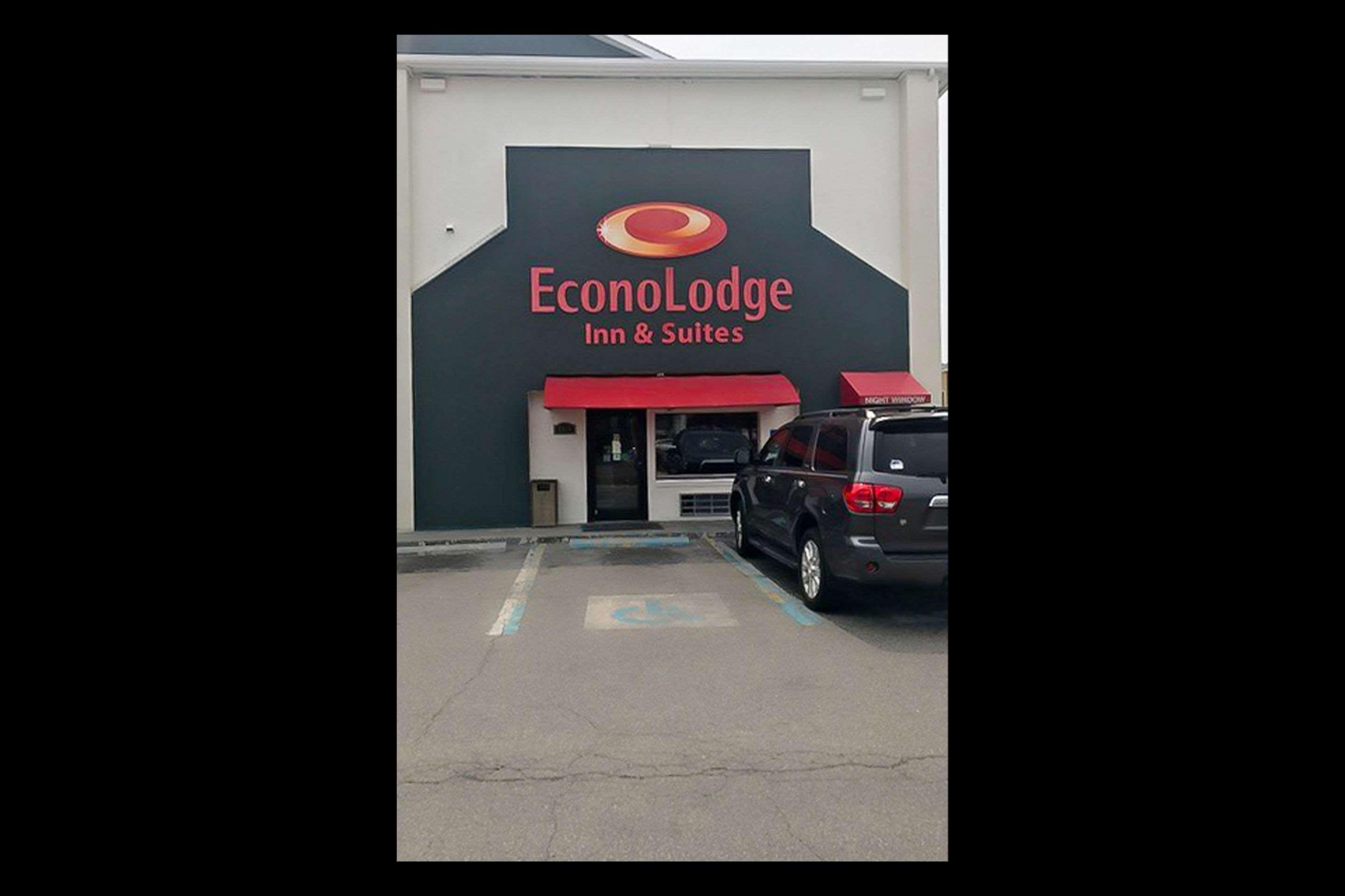Econo Lodge Inn & Suites I-64 & Us 13 Virginia Beach Exterior photo